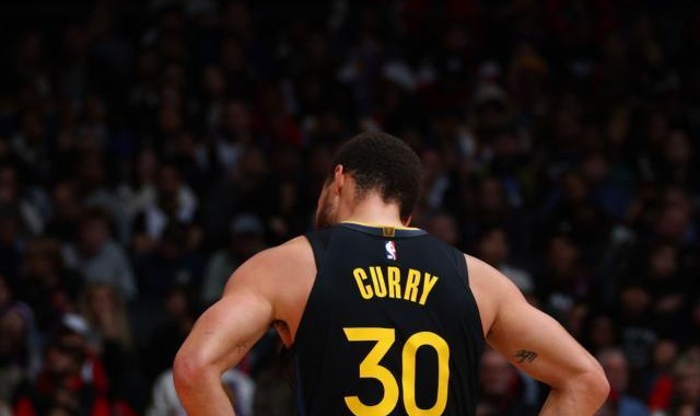 开云app-36岁库里真老了？犯错遇里程悲，勇士胜率跌破五成